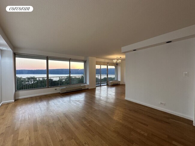 Foto del edificio - 4455-4465 Douglas Ave