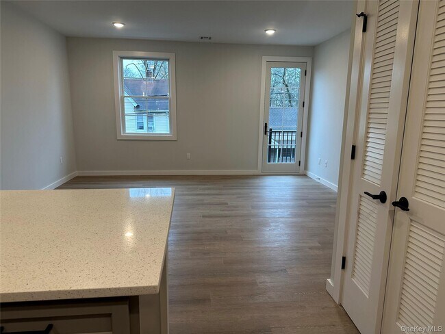 Foto del edificio - 13 Forester Ave