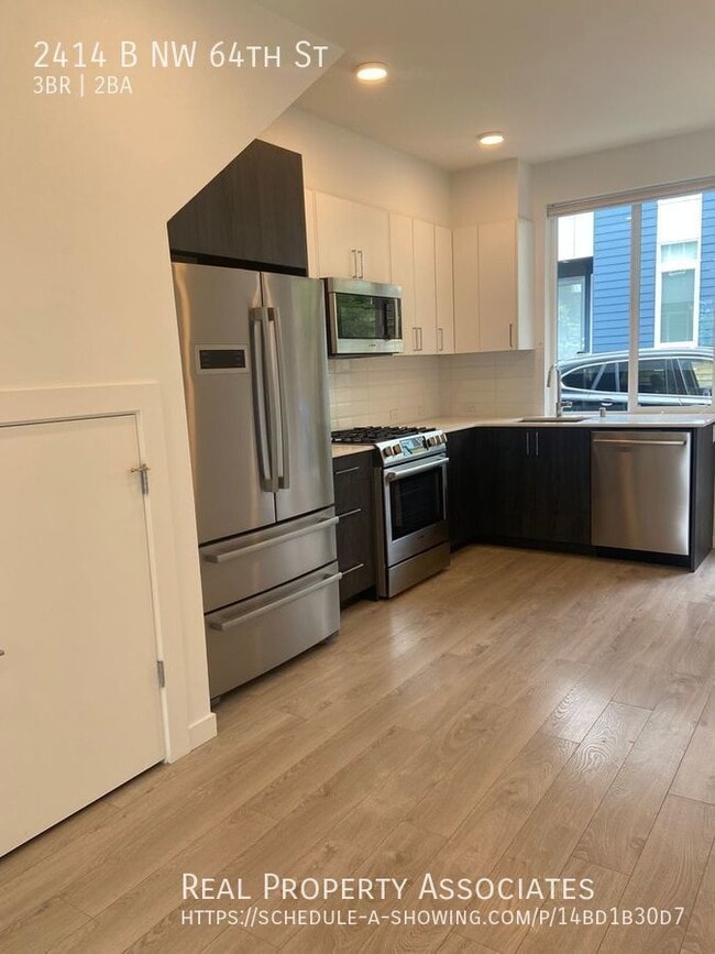 Building Photo - Updated townhouse with Views!