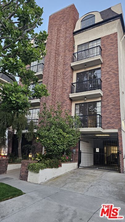 Foto del edificio - 10620 Eastborne Ave