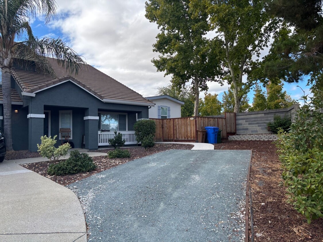 Primary Photo - Terrific detached 2/2 Unit with full Priva...