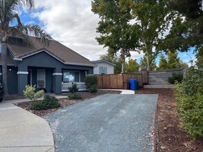 Building Photo - 25 Schilling Ct