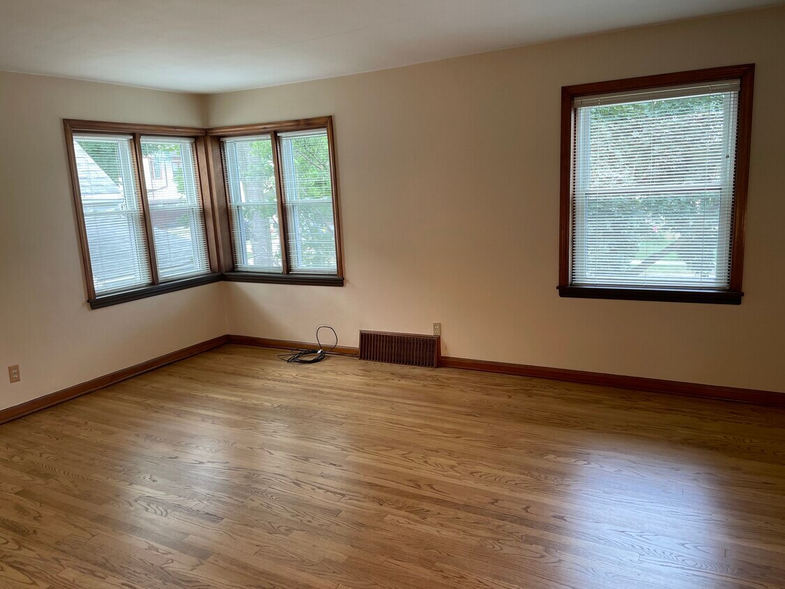 3815 E Layton Ave Unit Apt 1, Cudahy, WI 53110 Apartments in Cudahy