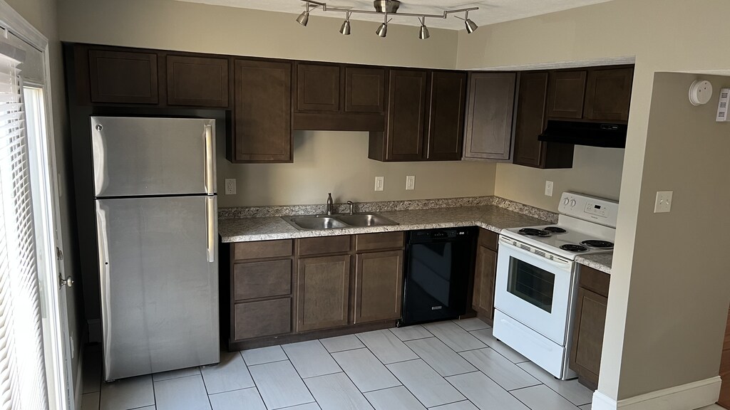 108 E Brooks Ave, Clarksville, IN 47129 Townhome Rentals in