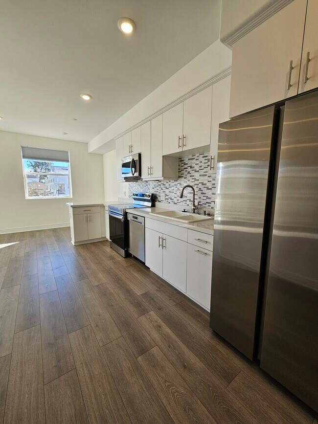 Kitchen - 925 Madonna Rd