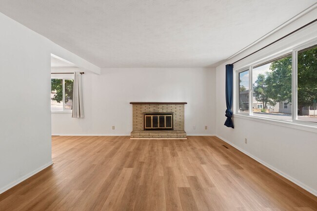 Building Photo - Updated 5 bed 2 bath home centrally locate...