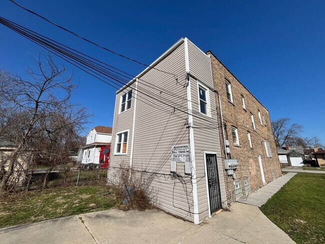 Building Photo - 302 E 148th Pl