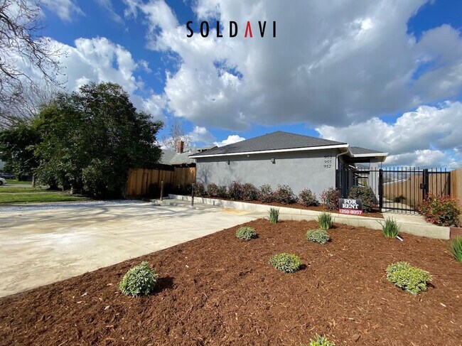 Building Photo - 953 W 18th St