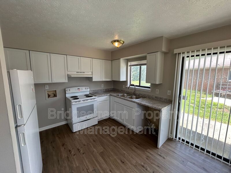 Primary Photo - 4570 Waynedale Cir