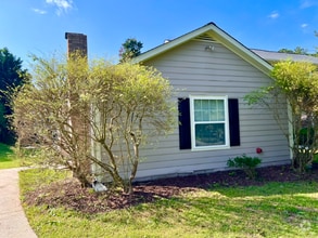 Building Photo - 2614 Dorian Dr SW