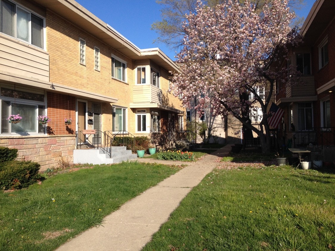 8932 Niles Center Rd, Skokie, IL 60076 Townhouse for Rent in Skokie