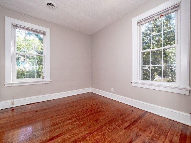 Foto del edificio - NEWLY RENOVATED 2 BEDROOM 1 BATH APARTMENT IN PRIME DOWNTOWN LOCATION!