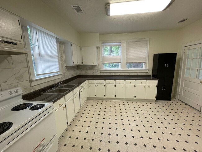 Foto del edificio - 2 Bedroom 1 Bath n The Avenues