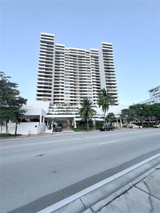 Building Photo - 2555 Collins Ave