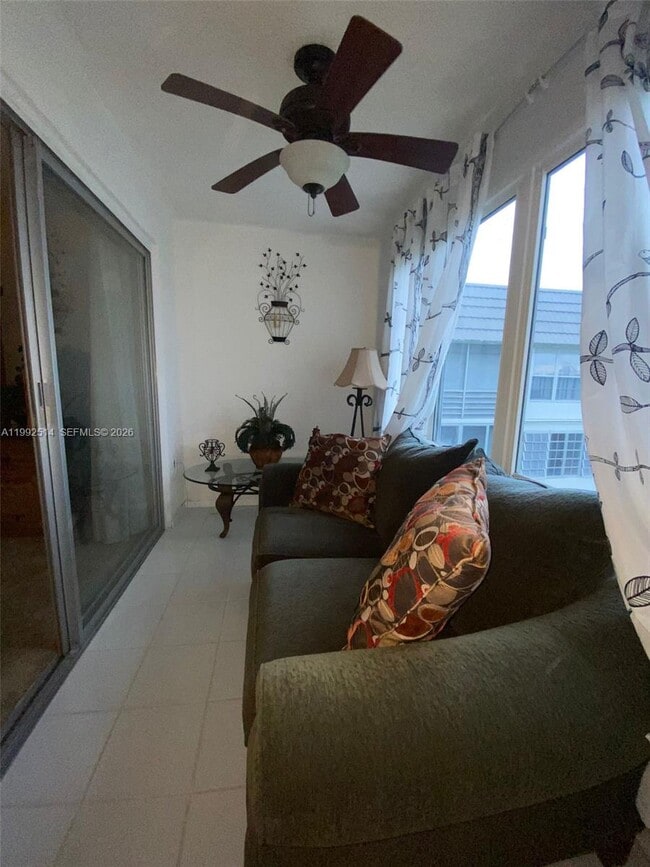 Foto del edificio - 8135 Sunrise Lakes Blvd