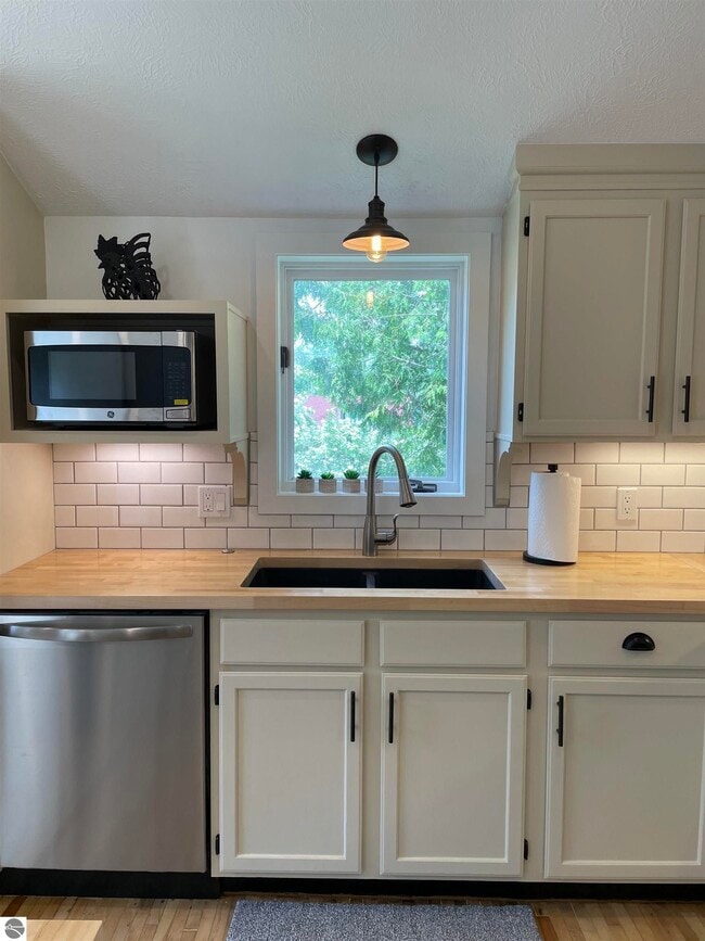 Building Photo - 103 W Main St