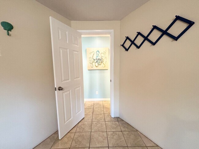 Foto del edificio - CALLING ALL SNOWBIRDS! Fully furnished apartment!