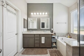 Building Photo - 323 Biltmore Loop