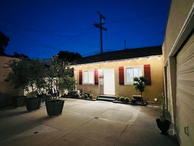 String Lighting Entry - 8932 Krueger St