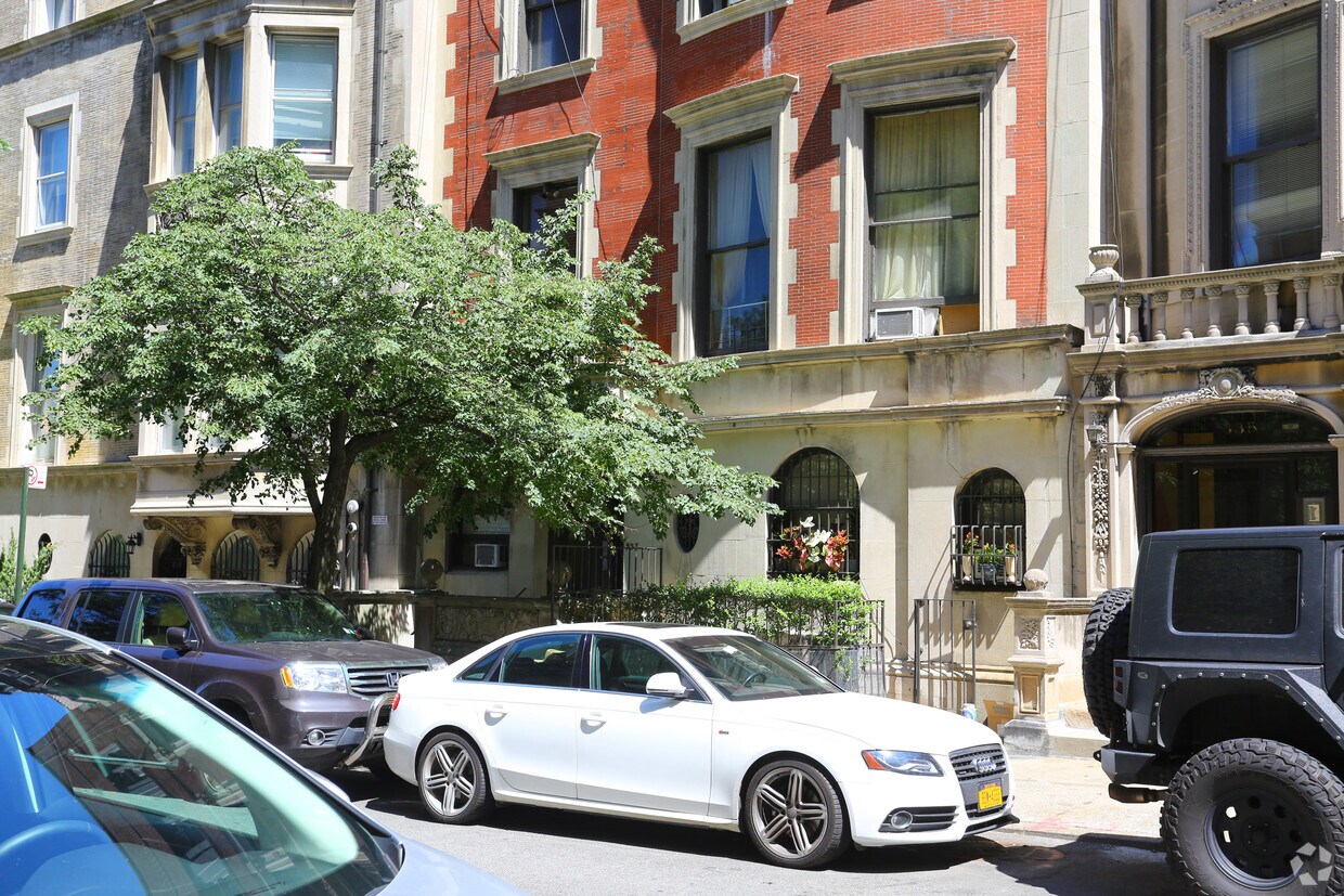Building Photo - 337 W 76th St