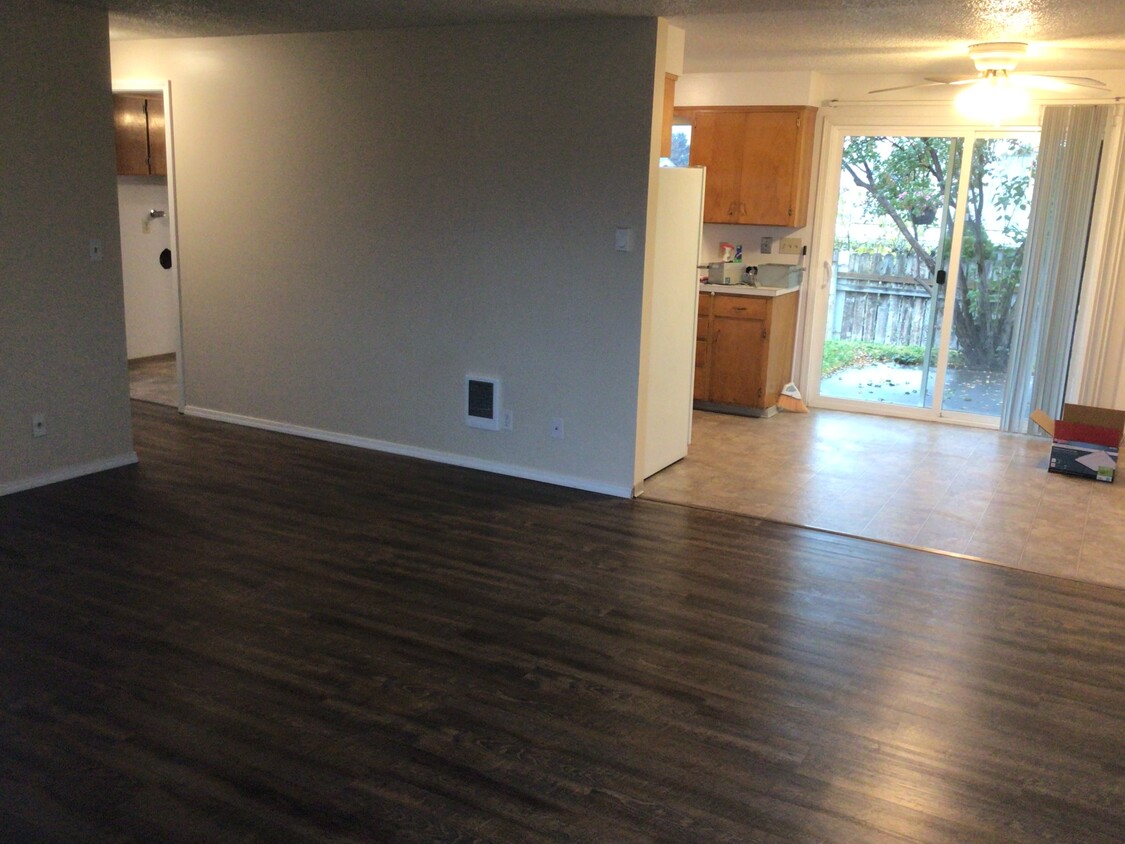 Building Photo - 4808 W Chestnut Ave