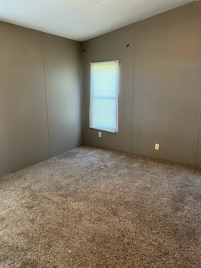 Building Photo - 204 E 1st St