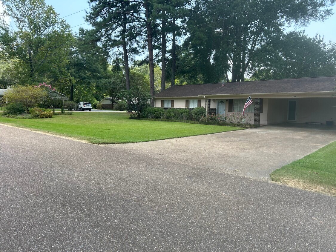 Primary Photo - 1360 Sunset Dr