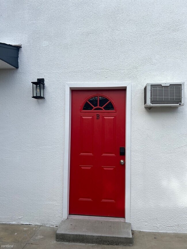 Foto del edificio - Studio, 1 bath Triplex - 925 South Purdue ...