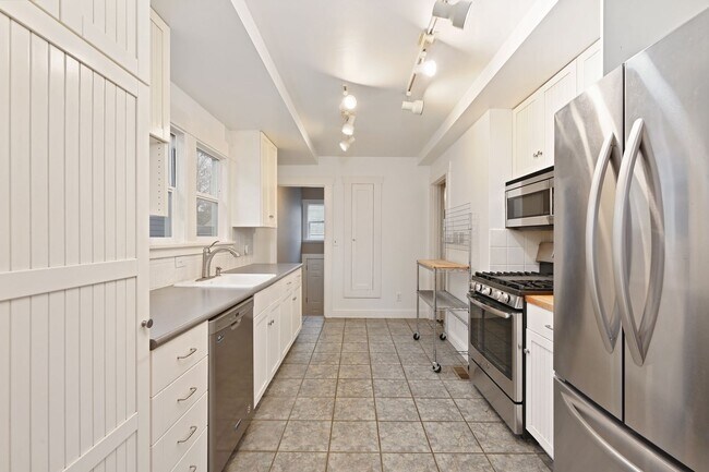 Foto del edificio - Charming 3 Bedroom/2 Bath Craftsman Home for Lease in Phinney/Greenlake