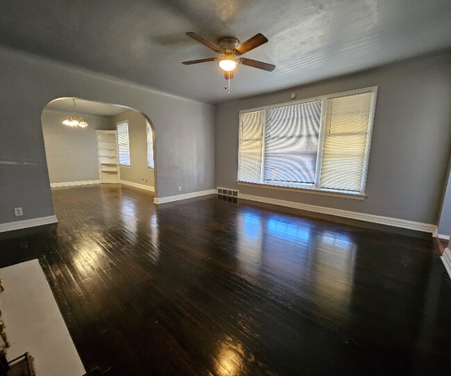 Building Photo - 2406 Petrova Ave