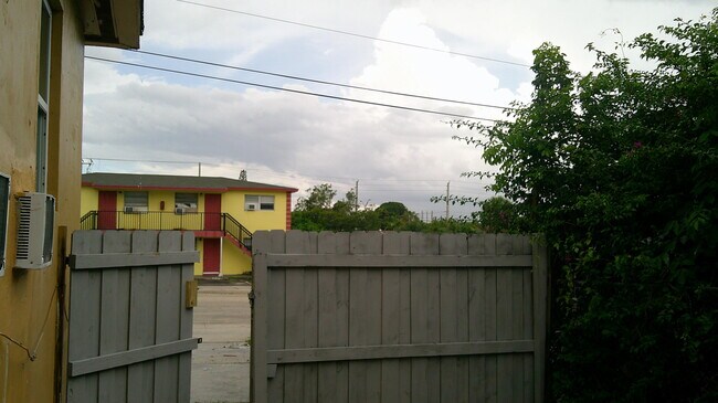 Building Photo - 900 W 9th St