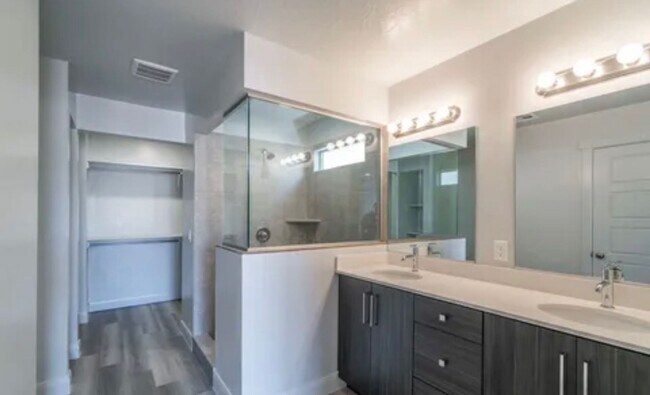 Building Photo - Dog-Friendly 4 Bedroom 2.5 Bath in Desert ...