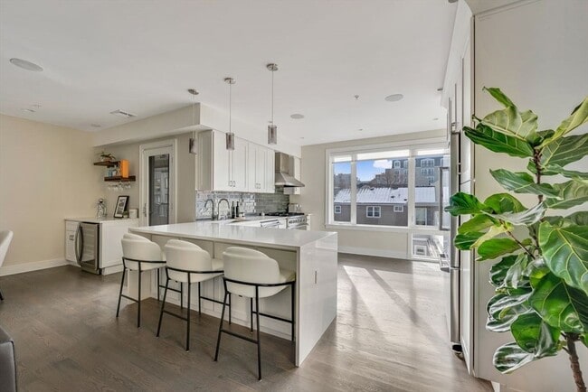 Building Photo - 405 W First St