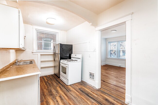 Building Photo - 5044 Lindenwood Ave
