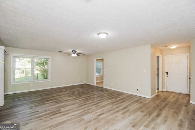Foto del edificio - 5824 Stonehaven Dr NW