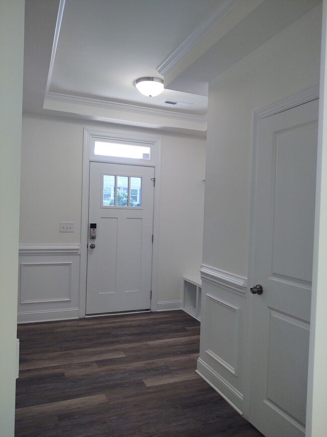 Building Photo - Beautiful Townhome located in The Enclave ...