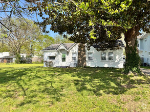 Building Photo - 146 51st Ave N