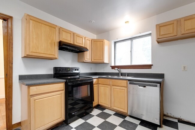 Building Photo - 3 Bedroom & 1.5 Bathroom with Huge Fenced ...
