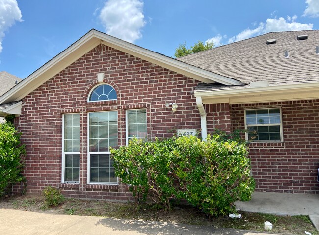Building Photo - WESTERN OAKS 1437/1439