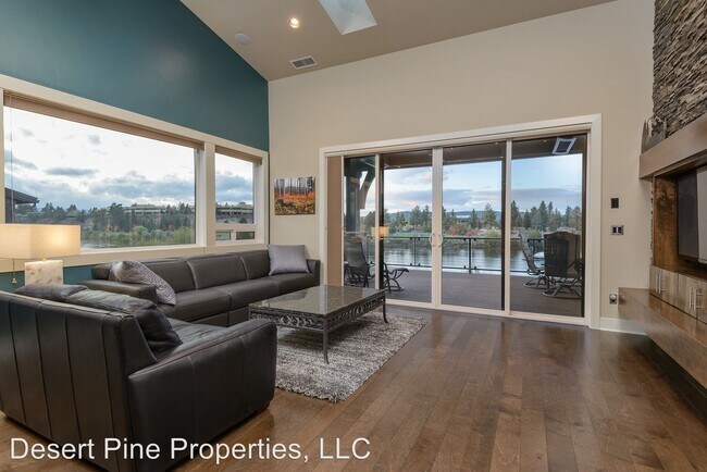 Foto del edificio - 3 br, 3.5 bath House - 909 SW Theater Dr