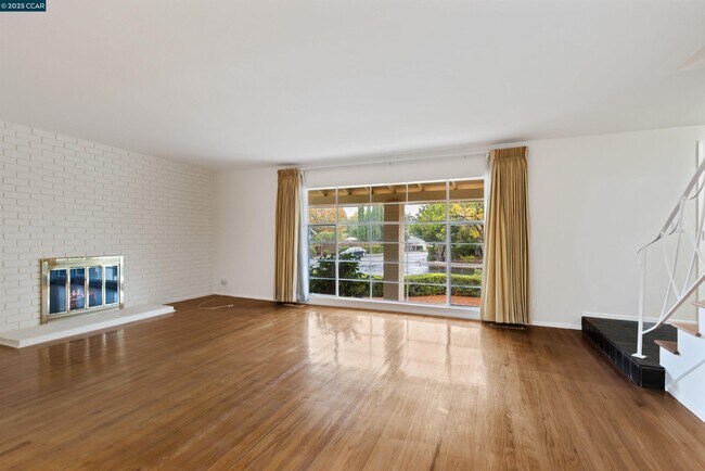 Foto del edificio - 2201 Quiet Pl Dr