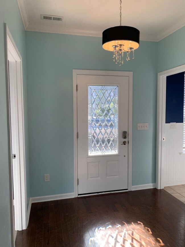 Building Photo - Home in White Gables with garage!