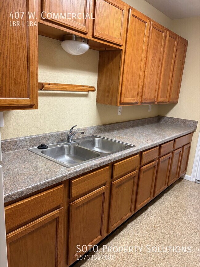 Foto del edificio - 407 W. Commercial-