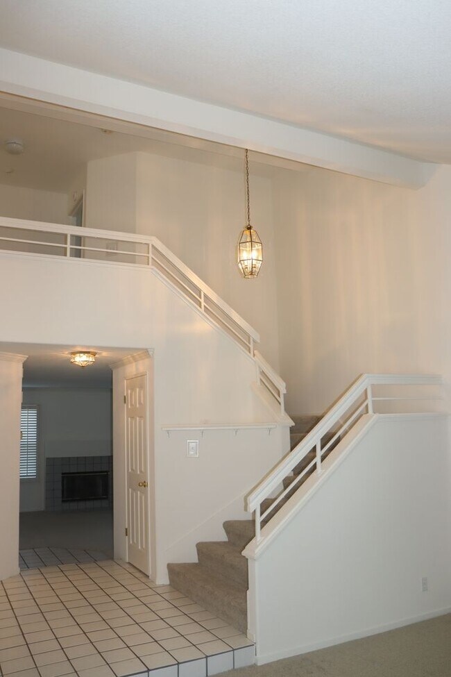 Building Photo - Beautiful four bedroom home in Marina's Mo...