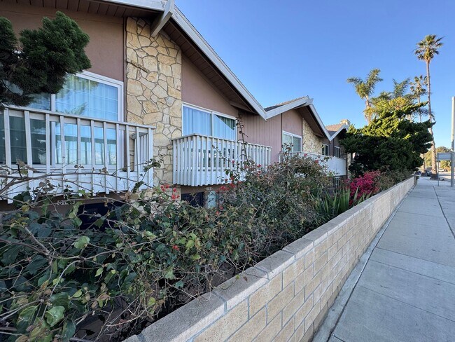 Building Photo - Spacious Ventura Keys Condo- Enjoy The Beach Life!