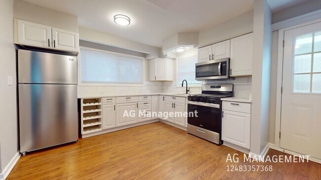 Foto del edificio - 4679 McKinley St - Beautifully Updated 3Be...