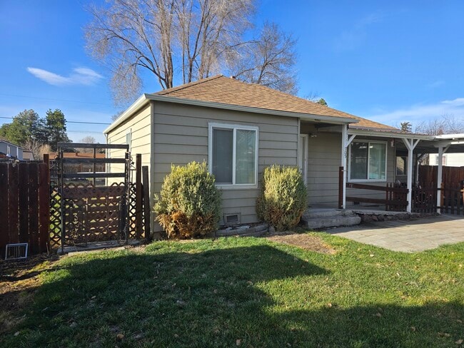 Building Photo - 705 SE Elm St