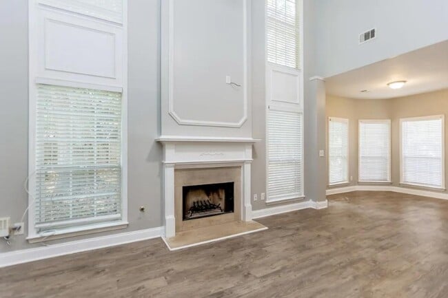 Building Photo - 2231 Creekway Dr