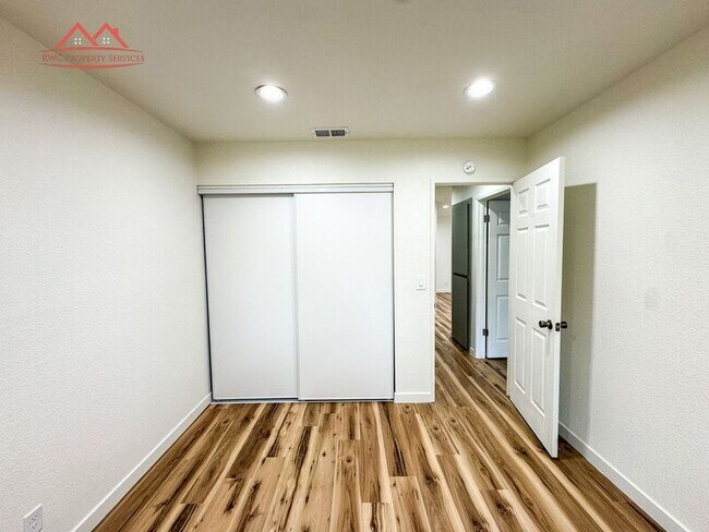 Building Photo - 5457-5459 E Knoll Drive