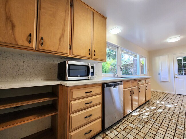 Foto del edificio - Charming three-bedroom, two-bath home in Midtown Palo Alto.